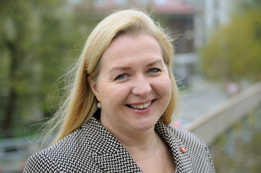 Latvijas Drošības un aizsardzības industrijas federācijas valdes priekšsēdētāju Elīna Egle: "Līdz šim aizsardzības industrija gan Latvijā, gan ārpus tās lielā mērā attīstījusies ar pašu resursu palīdzību, jo finansēt bruņojuma ražošanu, kā arī divējādas pielietojamības produktu ražošanu pēdējos gadu desmitos bija kļuvis "nemoderni" un bankas sekoja šai tendencei. Šobrīd situācija sāk mainīties."
