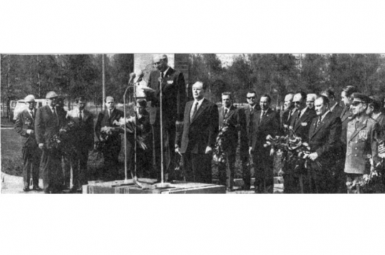 Pamatakmens likšanas ceremonijā runā LKP CK otrais sekretārs N. Beluha.