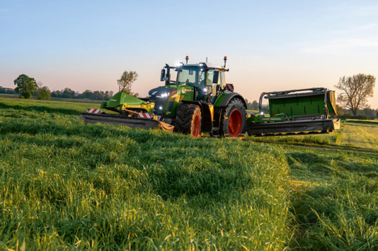 'Fendt' pļaujmašīna.