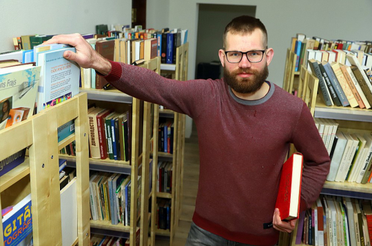 Valters Dakša: "Unikālais grāmatu glābšanā ir fakts, ka nonāc mājās pie cilvēkiem un viņi atklājas. Uzzini dzīvesstāstus, par aizgājēja mūža gājumu, iegūsti saikni ar atsevišķām personībām, iedziļinies tautas vēstures daļā."