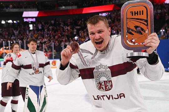 Pirms diviem gadiem Oskars Cibuļskis kopā ar komandas biedriem līksmoja par pasaules čempionāta bronzas medaļām. Jau otro gadu pēc kārtas viņš būs vecākais Latvijas izlases spēlētājs, šodien dodoties uz savu 11. pasaules čempionātu.