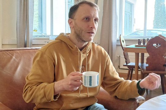 Deniss Kamaljagins dzimis 1985. gadā Ukrainā, Makejevkā. Sešu gadu vecumā pārcēlies uz Krieviju, uz Sahalīnu, vēlāk Jaroslavļu, bet skolas gaitas sācis Kostromas apgabalā. Par pleskavieti kļuvis 15 gadu vecumā, tur mācījies Pleskavas Politehniskajā institūtā Ekonomikas fakultātē.