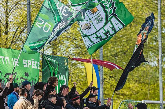 "Mettas" klubs izceļas uz Latvijas futbola kartes – uzticamākie līdzjutēji, lielākā akadēmija, emocionālākā vadība. Futbolā Ģirts Mihelsons un Andris Riherts ir par 110 procentiem. Tas palīdz izdarīt lielas lietas, bet nekļūdās tikai tas, kurš neko nedara. Viens klupiens bija lēmums atstāt aiz stadiona Latvijas lielākā sporta portāla "Sportacentrs.com" pārstāvjus.