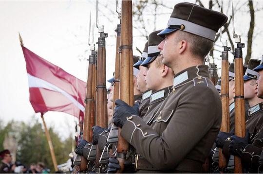 Piemiņas brīdis 8. maijā Rīgā Brāļu kapos.