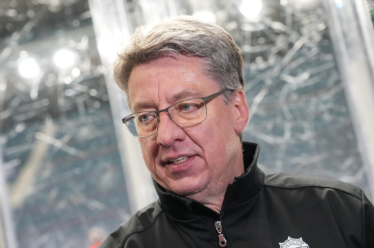 Latvijas hokeja izlases galvenais treneris Harijs Vītoliņš atbild uz žurnālistu jautājumiem treniņā ''Hovet'' arēnā pirms 2025. gada pasaules hokeja čempionāta Stokholmā.