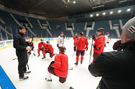 Latvijas hokeja izlases galvenā trenera asistents Raimonds Vilkoits treniņā ''Hovet'' arēnā pirms 2025. gada pasaules hokeja čempionāta Stokholmā.