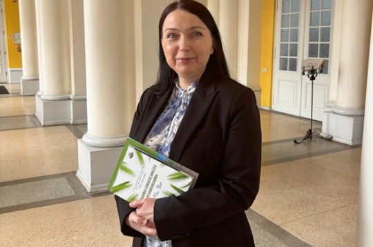 Latvijas Biozinātņu un tehnoloģiju universitātes (LBTU) Meža un vides zinātņu fakultātes asociētā profesore, inženierzinātņu doktore Laima Bērziņa Latvijā ir atbildīgā par lauksaimniecībā radīto SEG emisiju aprēķinu. Viņa ar SEG emisiju inventarizāciju darbojas kopš 2012. gada.
