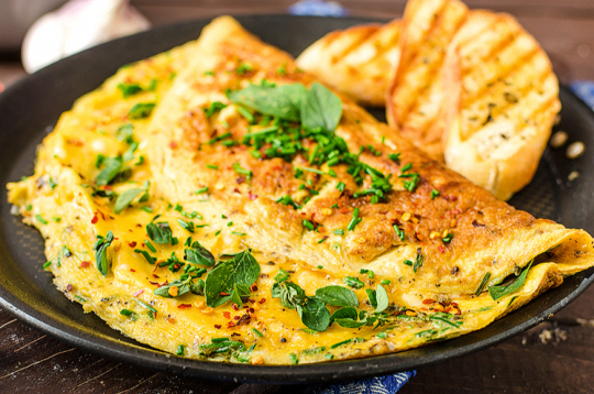 Omlete ar skābenēm, spinātiem un sieru. Omlete ar skābenēm, spinātiem un sieru.