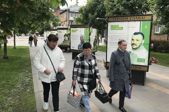 Bučas ielās izvietoti stendi ar stāstiem par karadarbībā bojāgājušiem ukraiņiem.