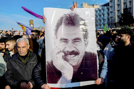 Kurdu demonstranti februārī Turcijas pilsētā Dijarbakirā ar plakātu, kurā attēlots Kurdistānas Strādnieku partijas dibinātājs Abdulla Edžalans.