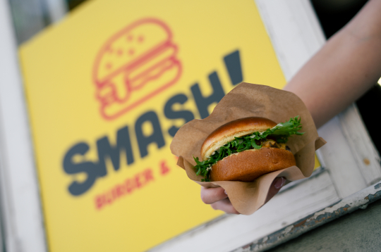 Valodnieki vienojas "smašburgerus" saukt par plānburgeriem vai plāngaļas burgeriem.