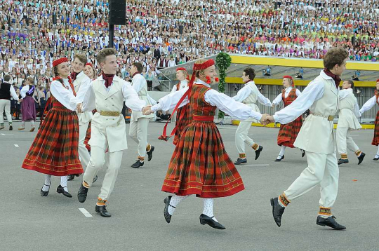 Paredzams, ka svētkos piedalīsies ap 33 600 bērnu un jauniešu. Ieskaitot 1460 kolektīvu vadītājus un 2460 pavadošās personas, kopā svētkos piedalīsies aptuveni 37 500 dalībnieku.