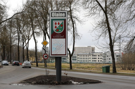 Olaines novads tiek raksturots kā industriāla pašvaldība, kas dodot iedzīvotājiem darba vietas un ienākumus, taču infrastruktūrā daudzviet vēl redzams padomju laika mantojums.
