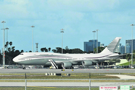 Kataras karaliskās ģimenes lidmašīna "Boeing 747-8" Floridā šā gada februārī.