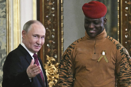 Burkinafaso vadonis Traore (no labās) 9.–10. maijā viesojās Maskavā, kur viņu uzņēma Krievijas diktators Vladimirs Putins.