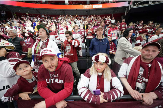 Latvijas hokeja fani pasaules čempionāta spēlē starp Latvijas un Slovēnijas valstsvienībām "Avicii" arēnā Stokholmā.