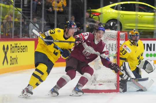 Latvijas hokeja izlases spēlētājs Anrī Ravinskis (nr.43) pasaules hokeja čempionāta spēlē starp Latvijas un Zviedrijas valstsvienībām ''Avicii'' arēnā.