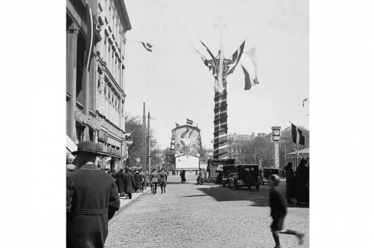 Daudzu apbrīnotais Uzvaras stabs 1935. gada maija dienās.