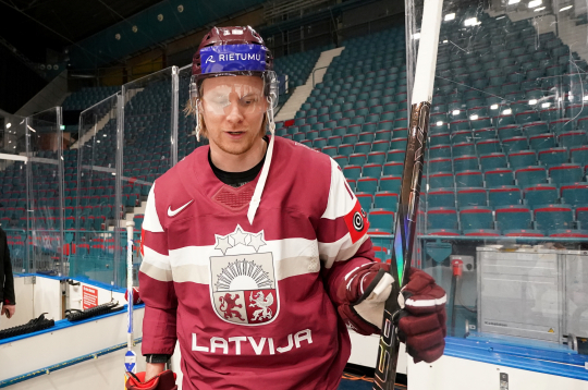 Latvijas hokeja valstsvienības spēlētājs Rodrigo Ābols pirms oficiālās fotografēšanās pasaules hokeja čempionātā ''Hovet'' arēnā.