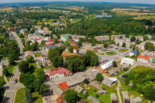 No malas varbūt šķiet, ka lielākās investīcijas nonāk Smiltenē, taču, rēķinot uz vienu iedzīvotāju, to sadale esot diezgan taisnīga.