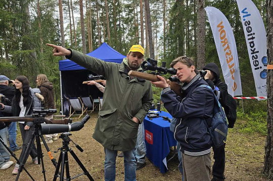 Uzdevumu jauniešiem – atrast, kur paslēpušies Latvijas dzīvnieki, – palīdz veikt "Pulsar Latvija" pārstāvis Viesturs Arklons, kas pasākumā piedalās jau daudzus gadus.