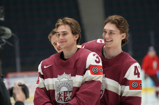 Latvijas hokeja valstsvienības spēlētāji Martins Laviņš (no kreisās) Anrī Ravinskis pēc oficiālās fotografēšanās pasaules hokeja čempionātā ''Hovet'' arēnā.