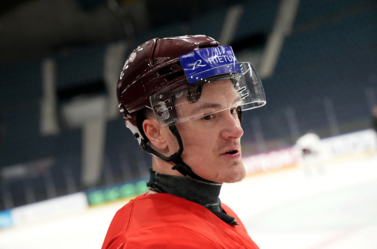 Latvijas hokeja izlases spēlētājs Kristaps Zīle treniņā.