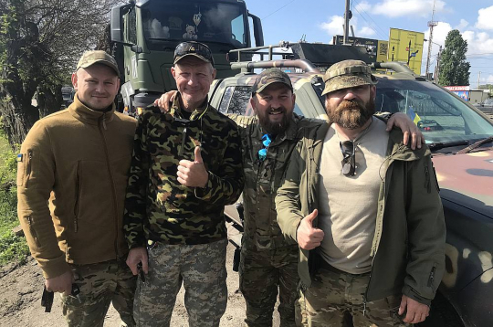 Šiem nacionālās gvardes karavīriem kārtējā četrus mēnešus ilgusī atrašanās frontē beigusies, viņi dodas atvaļinājumā uz mājām.