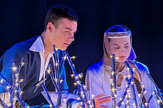 Skats no "Gada izrādes 2024" – Neatkarīgā jauniešu teātra iestudētās "Pūt, vējiņi" (režisors Mikus Krastiņš).