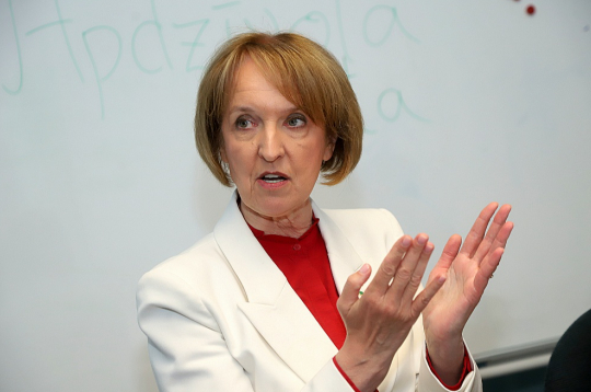 Inga Bērziņa: “Izskan, ka dzīvot laukos esot privilēģija. Varbūt kaut kādā mērā šobrīd tas tā ir, bet tomēr tā nav mūsu politika. Ministrija cenšas strādāt tā, lai cilvēkam būtu tiesības dzīvot savā vietā.”
