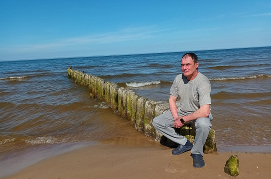 "Pērn jūrā vēl gāju – ar paziņu, kuram licence bija. Šogad neesmu bijis, jo vairākas reizes pacelta arī maksa par iebraukšanas atļauju automašīnai, lai uz jūras krastu pievestu laivu," piejūras zvejnieku neapmierinātību ar jauno kārtību zvejas atļauju izsniegšanas noteikumos atklāj Miķeļtorņa iedzīvotājs Dzintars Lēmanis.