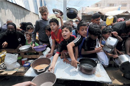Palestīnieši pārtikas sadales punktā Gazas joslā.