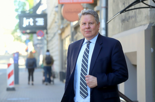 Pēteris Blumbergs: "Diemžēl cauri laikiem un paaudzēm ieguvumi latvietībai vairs nav primārā lieta, kas nosaka, par ko balsos trimdas latvieši. Tā varētu būt trešajā vietā. Pirmajās vietās ir zemāki nodokļi, konservatīvāka pieeja sociālajiem jautājumiem."