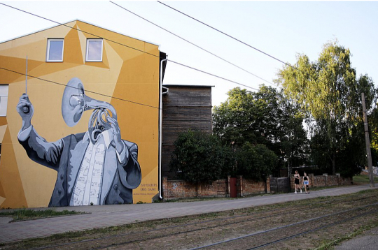 Liepāja ir kļuvusi par Eiropas Kultūras galvaspilsētu 2027. gadā, kas stiprina domes vadības vēlmi iezīmēt pilsētas vietu Eiropā. Attēlā – sienas gleznojums "Skaņu vīrs" Liepājā.