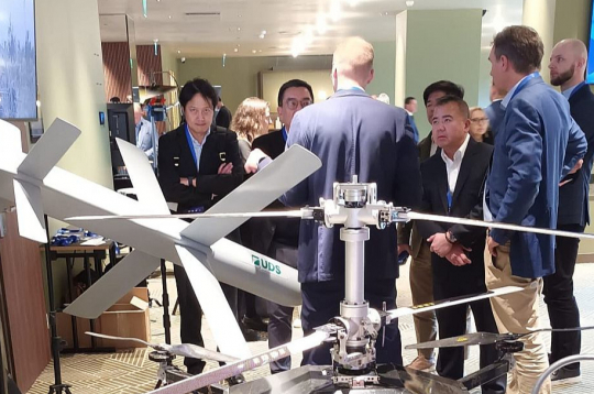 "Baltic Miltech Summit 2025" izstādē pārsvarā bija apskatāmi daudz dažādu dronu modeļu, kā arī ar to vadību un apkopi saistītas inovācijas.