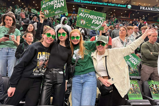 "Uzmini nu! SPB" komandas meitenes izbauda "Celtics" spēli.