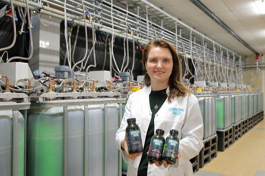 "Apvienoto Nāciju Organizācija un Nacionālā aeronautikas un kosmosa aģentūra spirulīnu ir atzinusi par pasaulē vērtīgāko produktu un nākotnes pārtiku, jo tā ir ļoti veselīga, nepieciešamā dienas deva ir tikai septiņi grami, tā nav alerģiska, un audzēšana prasa ļoti maz resursu," saka uzņēmuma "Spirulina Nord" līdzdibinātāja, ķīmijas tehnoloģe un materiālzinātnes doktore Agnese Stunda-Zujeva.