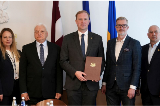 Patērētāju tiesību aizsardzības centra direktore Zaiga Liepiņa, Latvijas Piensaimnieku Centrālās savienības valdes priekšsēdētājs Jānis Šolks, ekonomikas ministrs Viktors Valainis, Latvijas Tirdzniecības un rūpniecības kameras valdes priekšsēdētājs Jānis Endziņš un biedrības "Zemnieku saeima" valdes priekšsēdētājs Juris Lazdiņš piedalās preses konferencē, kurā paraksta memorandu par pārtikas cenu samazināšanu.