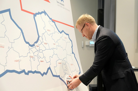 Daugavpils mērs Andrejs Elksniņš uzskata, ka viņa valdīšanas laikā pilsētā beidzot iestājusies politiskā stabilitāte, kamēr konkurenti norāda, ka viņa vadības stilā pēdējā laikā esot vērojamas "totalitārisma pazīmes".
