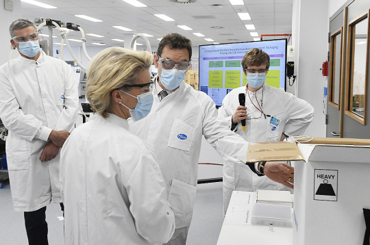 "Pfizer" izpilddirektors Alberts Burla (centrā) Eiropas Komisijas prezidentei Urzulai fon der Leienai izrāda "Pfizer" ražotni Beļģijā viņas oficiālās vizītes laikā 2021. gada 23. aprīlī.