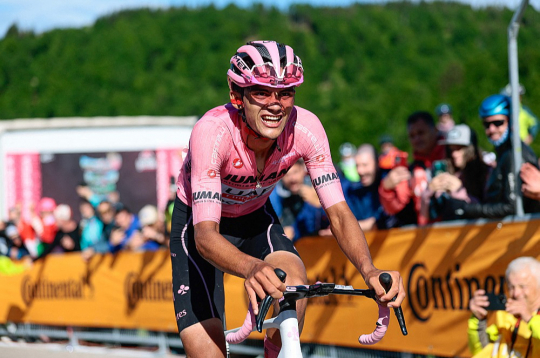 Meksikānis Izāks del Toro daudziem par pārsteigumu piecus posmus pirms beigām ir "Giro d’Italia" velobrauciena kopvērtējuma līderis.