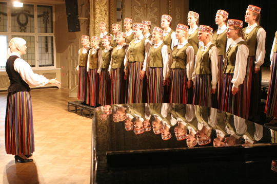 X Latvijas skolu jaunatnes dziesmu un deju svētku koru fināla konkursā 2010. gadā sacentās 76 kori.