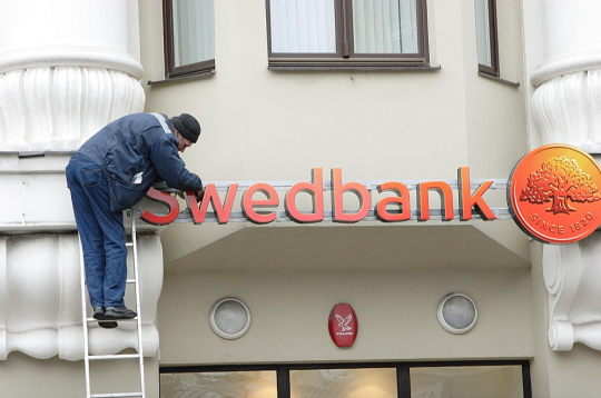 Ar grozījumiem Kredītiestāžu likumā lielākajām komercbankām izvirzītas jaunas prasības arī uz filiālēm Latvijas reģionos. Bankām dots laiks līdz 2026. gada 1. janvārim sagatavoties pilnīgai visu prasību izpildei. Taču neesot gaidāms, ka katrā mazpilsētā būs pastāvīga bankas filiāle, kas strādās piecas dienas nedēļā.