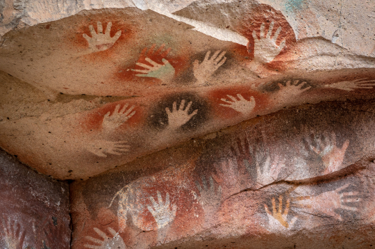 Aizvēsturiski roku gleznojumi Roku alā (spāņu valodā: Cueva de Las Manos) Santakrusas provincē, Patagonijā, Argentīnā. Alas mākslas darbi ir datējami ar laiku no 13 000 līdz 9000 gadiem.