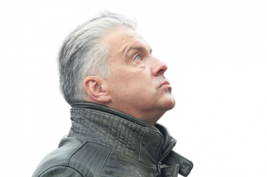 “Pirmdien es došos uz darbu. Ja Saeimas spīkere mani aicinās tikties, es, protams, neatteikšu, bet pats neuzprasīšos. Man nav par ko taisnoties,” saka Juris Jansons. Attēlā: Juris Jansons 2024. gada 18. novembrī pie Brīvības pieminekļa.