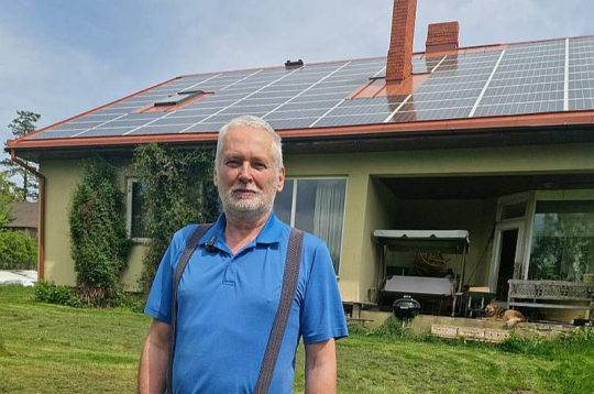 "Neto norēķinu sistēmai (NNS) ir jāvelta vairāk laika un jāiegulda papildu līdzekļi," Edmunds Zālīte dalās pieredzē par jauno mikroģenerācijas norēķinu sistēmu, kuru izmanto. "Daudzi negrib ņemties ar akumulācijas sistēmām, kā arī vairāk pieskatīt elektrosistēmu, proti, pārdot tad, kad cena ir augsta, un pirkt, kad tā ir zema, tāpēc paliek pie neto uzskaites sistēmas (NUS), jo tā ir vienkāršāka."