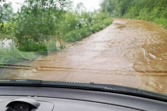 Jošas strauts Madonas novada Mētrienas pagastā pagājušajā piektdienā pieņēmis Kujas upes apmērus un nopludinājis Mūrnieku – Gaigaliešu ceļu.