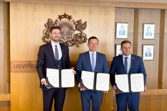 Igaunijas (no kreisās), Latvijas un Lietuvas zemkopības ministri kopīgā memoranda parakstīšanas pasākumā Rīgā.