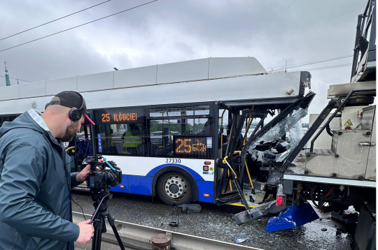Neparasts negadījums: "Rīgas satiksmes" transports avarē ar... citu "Rīgas satiksmes" transportu.