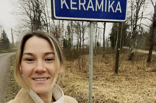 "Mana darbnīca atrodas īpašā vietā – bijušajā Padures ķieģeļu un keramikas fabrikā, ciemā "Keramika", netālu no Kuldīgas," teic Amanda Lutere, flīžu zīmola "AmaNORD" izveidotāja.